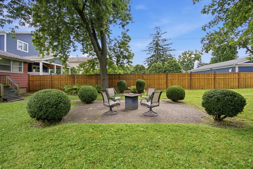 More Photos Of 6240 N Avondale Ave, Chicago Specialty For Sale