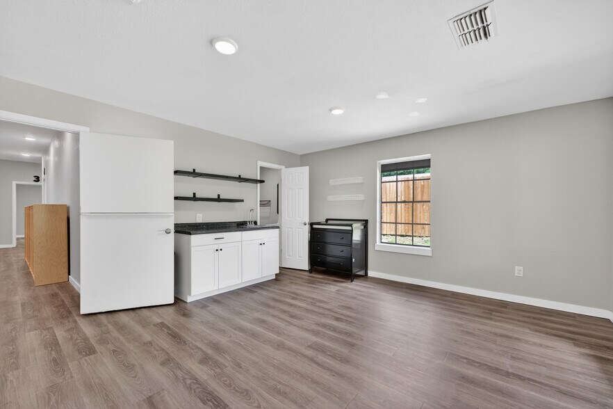 More Photos Of 109 Jasper Dr, Marshall Office For Sale
