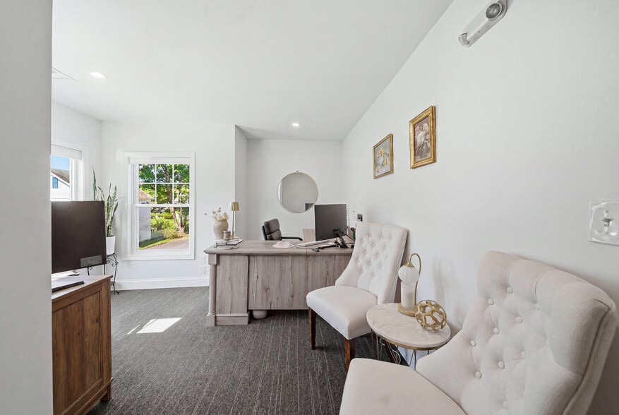 More Photos Of 367 Main St, Oxford Office For Sale