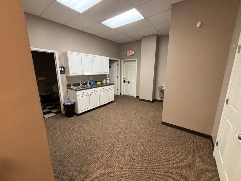 More Photos Of 108 Oak Park Dr, Irmo Office For Lease