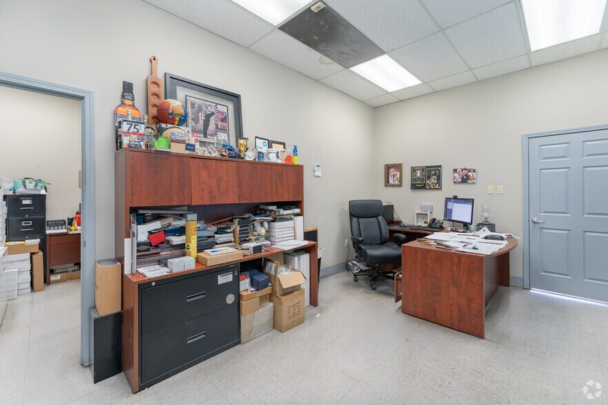 More Photos Of 12462 Natural Bridge Rd, Bridgeton General Retail For Lease