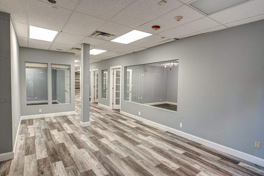 More Photos Of 328A Main St, Huntington Storefront Retail Office For Lease