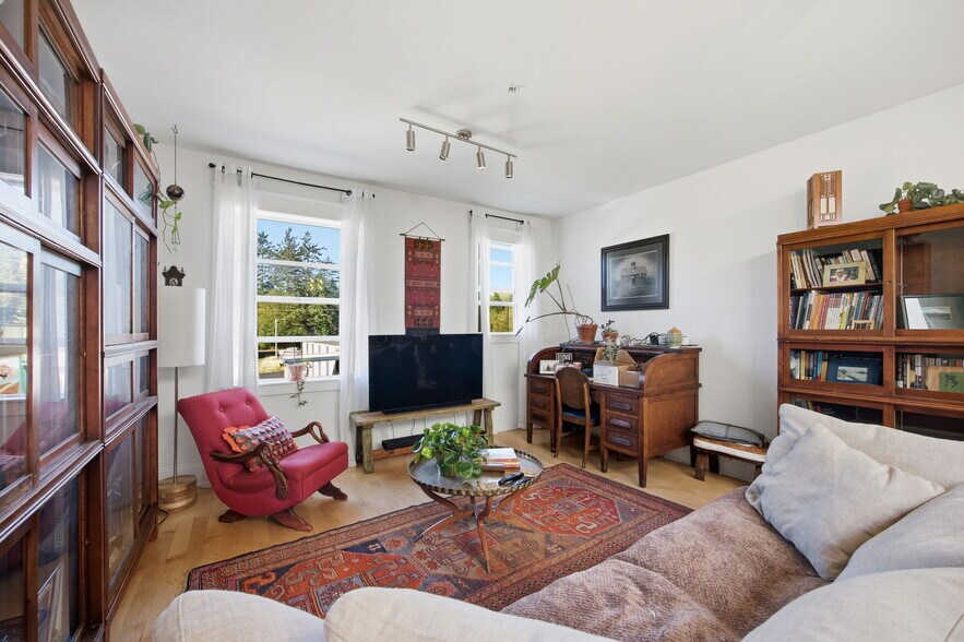 More Photos Of 104 Spruce St E, Ilwaco General Retail For Sale