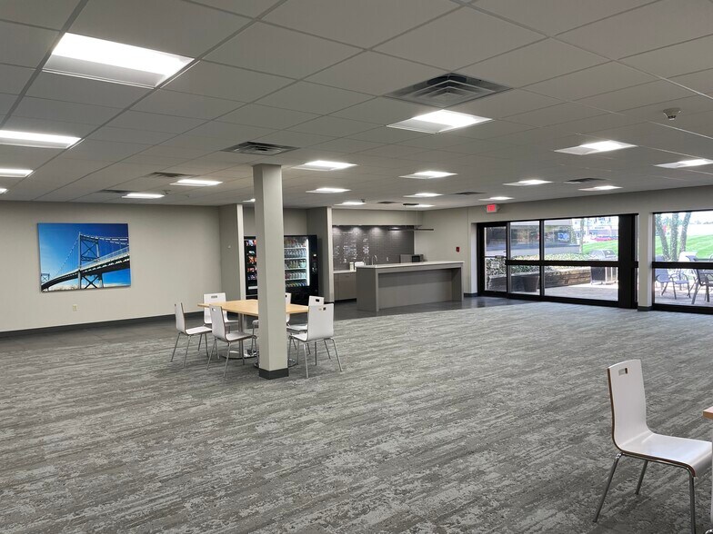 More Photos Of 480 W Dussel Dr, Maumee Office For Lease