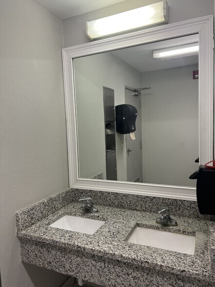 More Photos Of 6501 Arlington Expy, Jacksonville Office For Sale