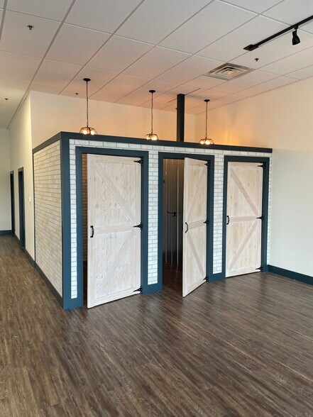 More Photos Of 1255 NW 128th St, Clive Storefront For Lease
