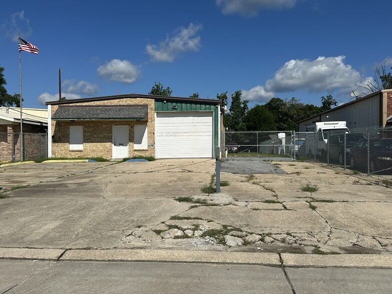 Primary Photo Of 10207 Mammoth Ave, Baton Rouge Service For Sale