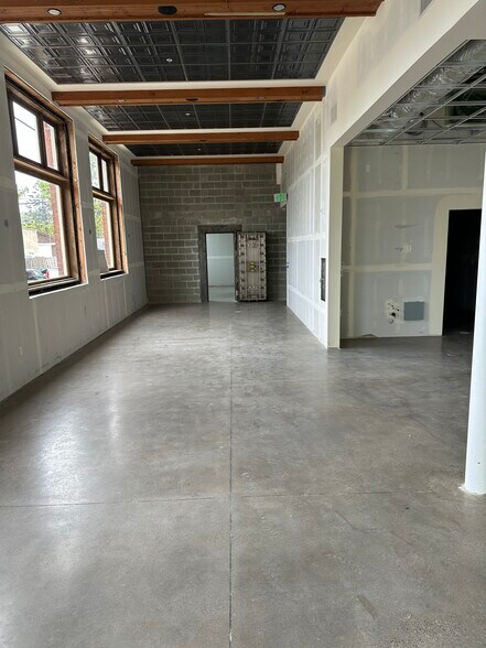 More Photos Of 300-304 Ferry St, Dayton Storefront For Lease