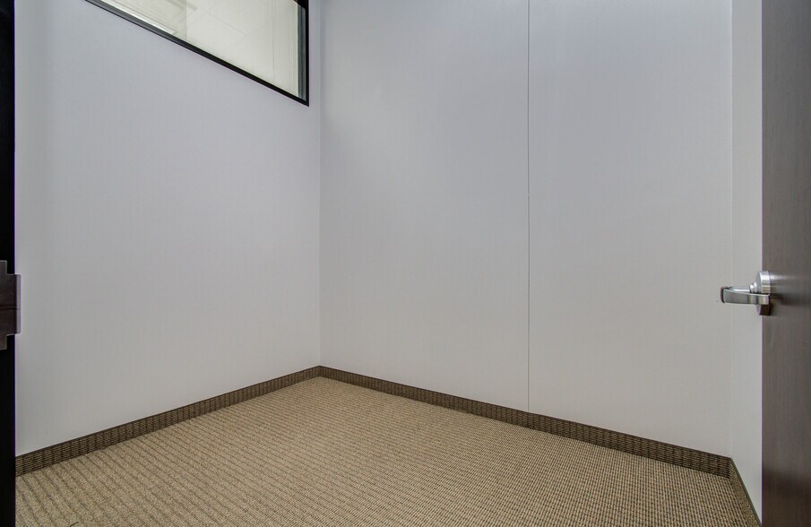 More Photos Of 9330 Kirby Dr, Houston Research And Development For Lease