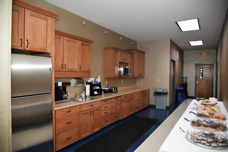 More Photos Of 131 Dawson Dr, Winchester Office For Lease