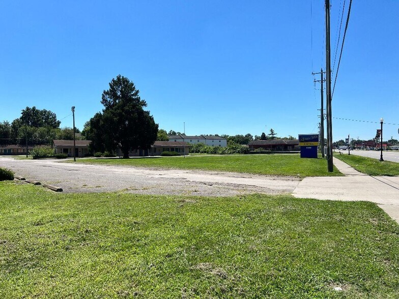 More Photos Of 1560 E 10th St, Jeffersonville Hotel For Sale