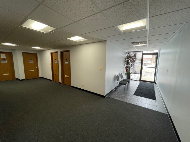 More Photos Of 830 E Higgins Rd, Schaumburg Unknown For Lease