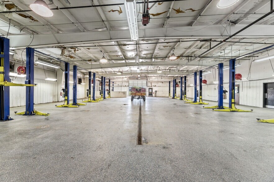 More Photos Of 940 N I-35 E, Lancaster Auto Dealership For Lease