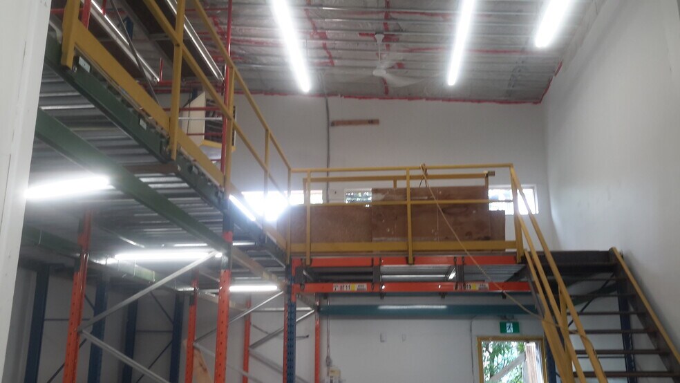 More Photos Of 854 Boyd Ave, Ottawa Warehouse For Lease