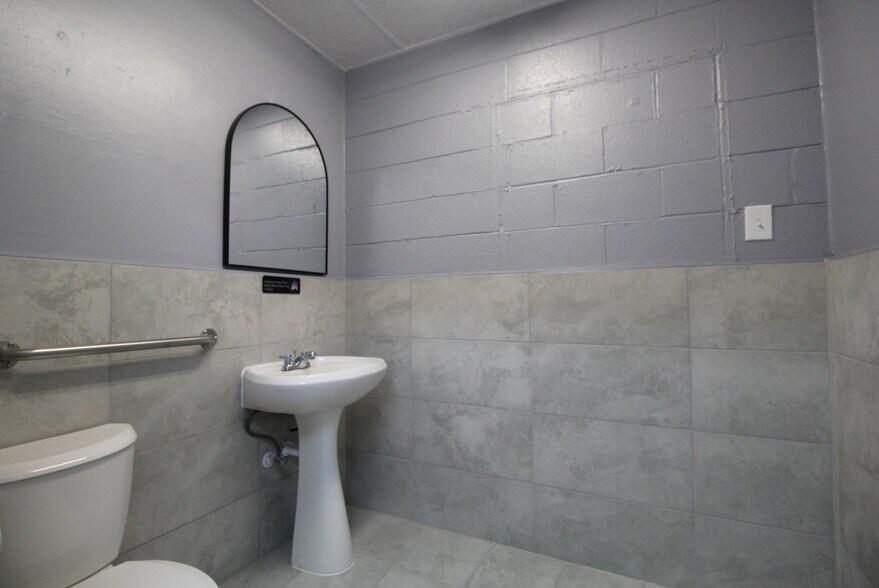 More Photos Of 8257 Gulf Fwy, Houston Auto Repair For Lease