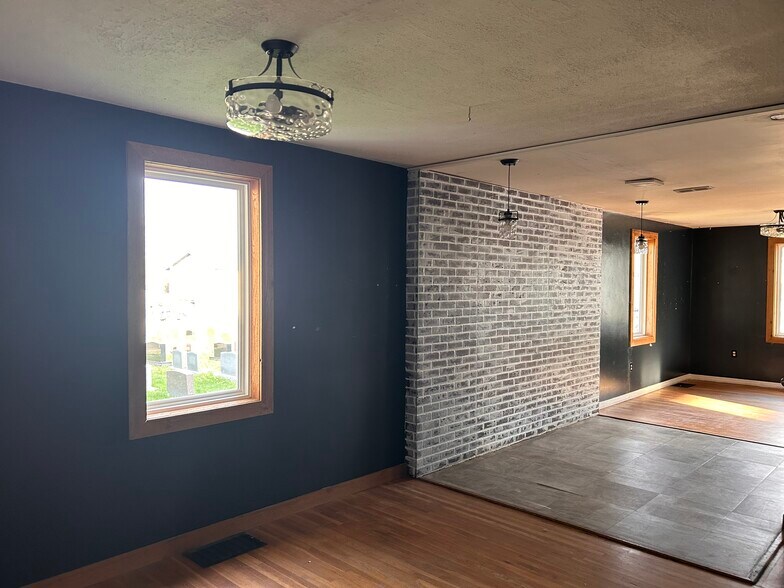 More Photos Of 310 E Washington St, Cuba Flex For Sale