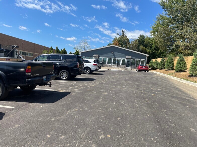 More Photos Of 213 Peachtree St, Shelbyville Office For Lease