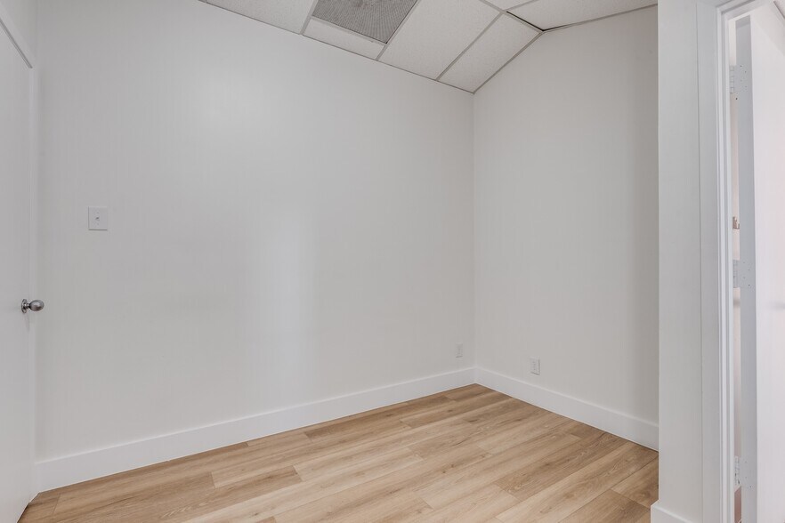 More Photos Of 12989 Jupiter Rd, Dallas Office For Sale