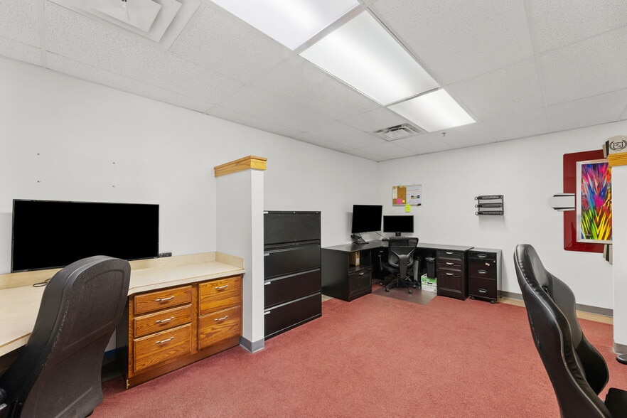 More Photos Of 900 W Miller Rd, Iola Manufacturing For Sale