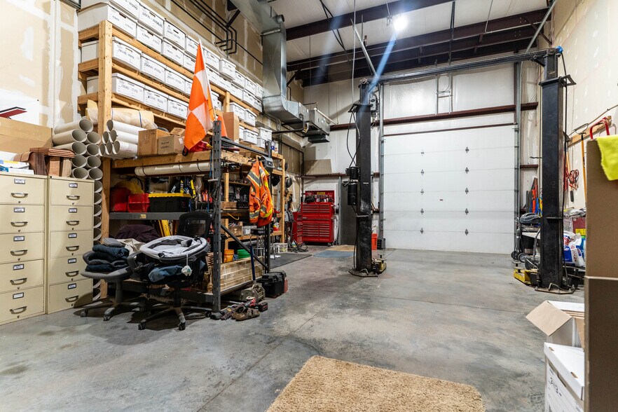 More Photos Of 800 Creekside Dr, Gardner Showroom For Sale