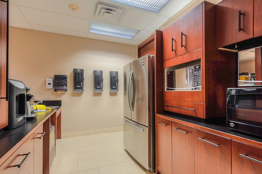 More Photos Of 2951 Kinwest Pky, Irving Office For Lease