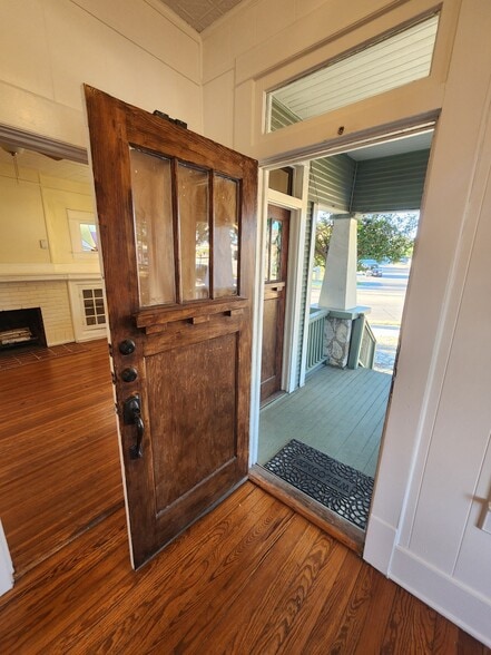 More Photos Of 3126 N St. Mary's, San Antonio Storefront Retail Office For Lease