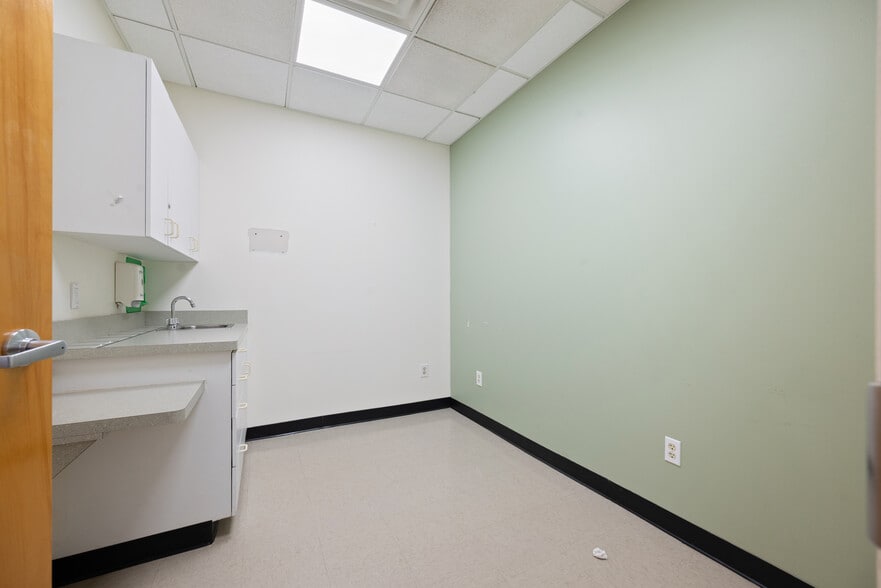 More Photos Of 34 E Somerset St, Raritan Bank For Lease