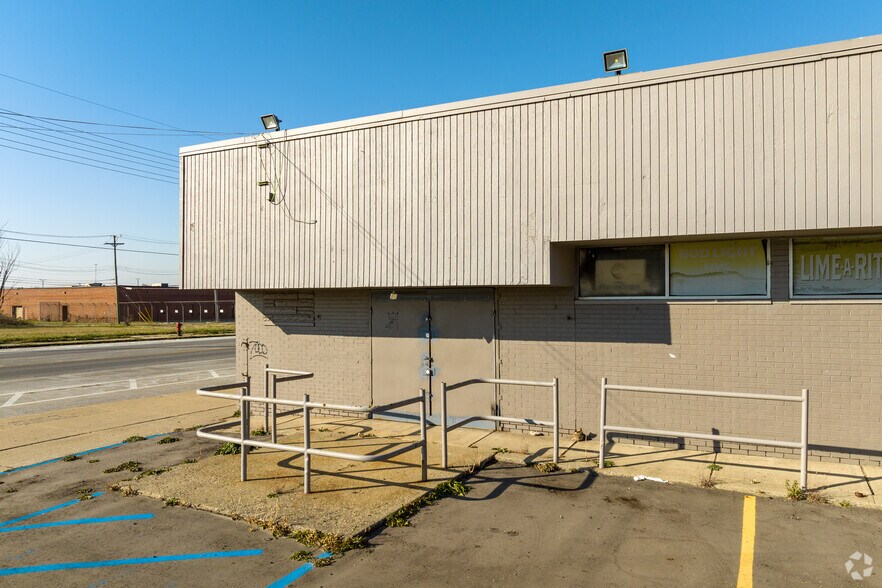 More Photos Of 13230 Hamilton Ave, Highland Park Warehouse For Sale