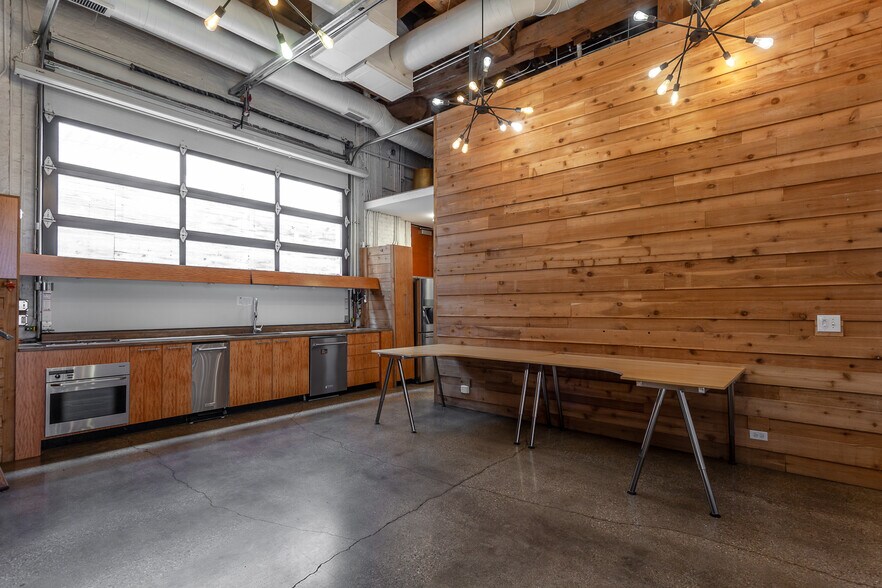 More Photos Of 2425 W 14th St, Chicago Loft Creative Space For Lease