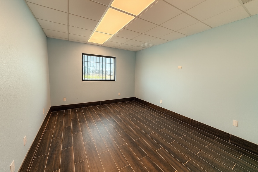 More Photos Of 4212 Garland Dr, Haltom City Warehouse For Lease