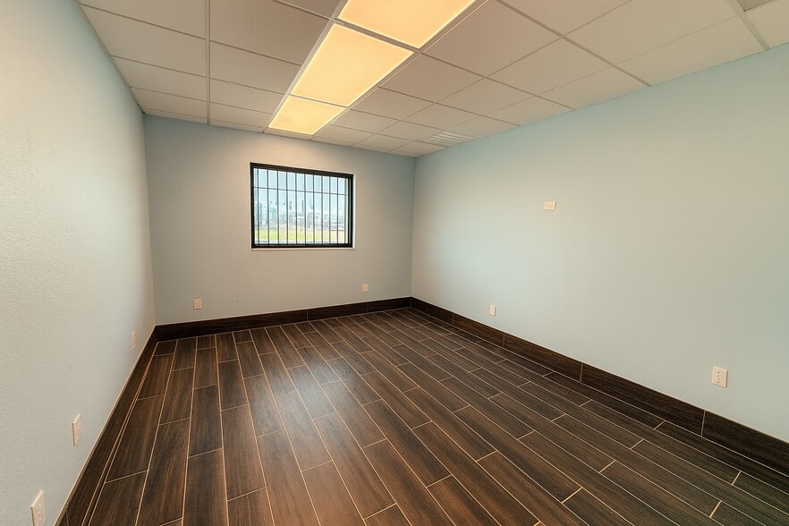 More Photos Of 4212 Garland Dr, Haltom City Warehouse For Lease