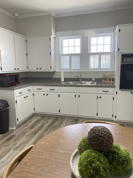 More Photos Of 400 Bexar Ave W, Hamilton Office For Sale