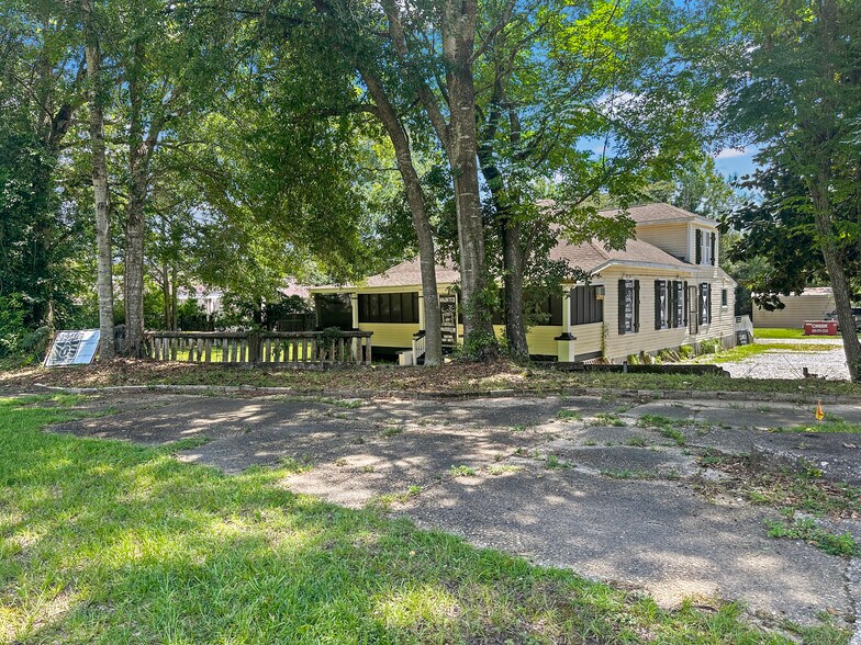 More Photos Of 1505 S Hwy 95A, Cantonment Freestanding For Sale