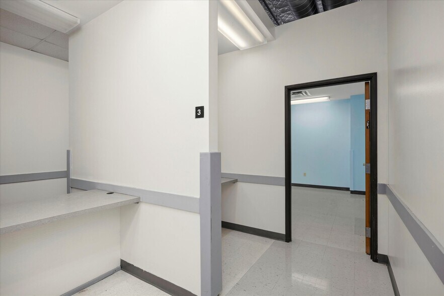 More Photos Of 2-4 W Ohio St, Butler Office For Lease