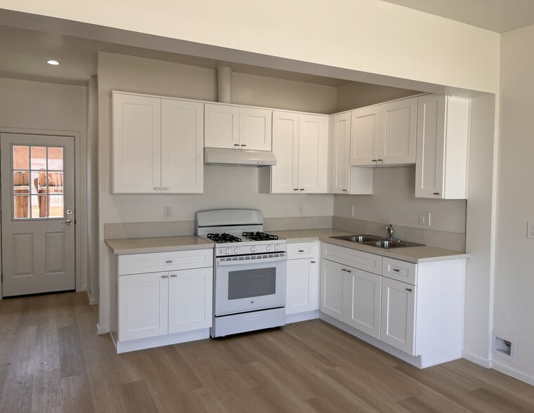 More Photos Of 945 W 76th St, Los Angeles Apartments For Sale