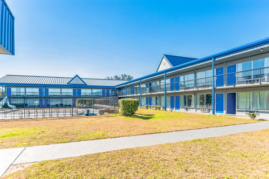 Primary Photo Of 4655 Highway 90, Marianna Hotel For Sale