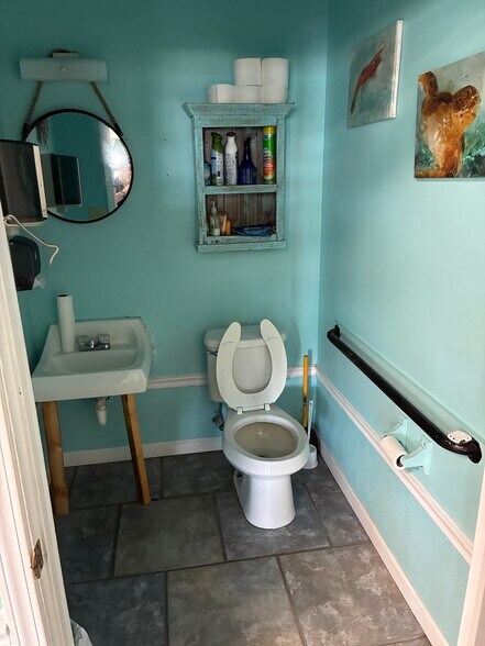 More Photos Of 3480 Gulf Breeze Pky, Gulf Breeze General Retail For Sale