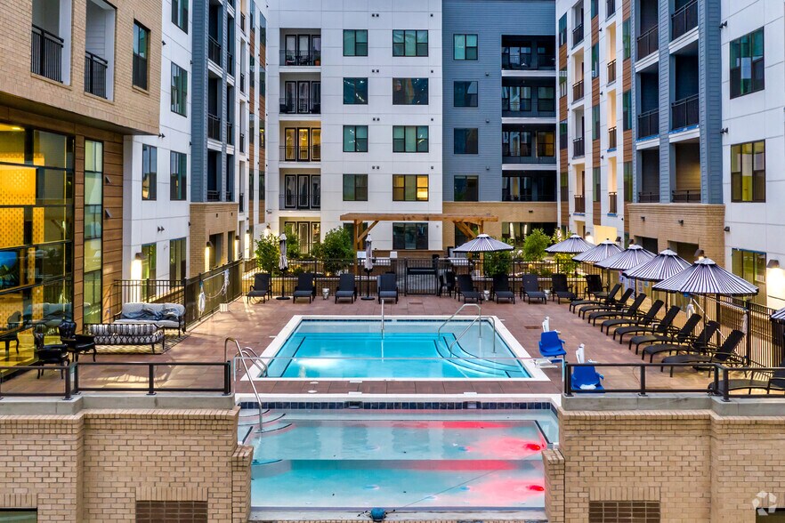 More Photos Of 101 W Morehead St, Charlotte Apartments For Lease