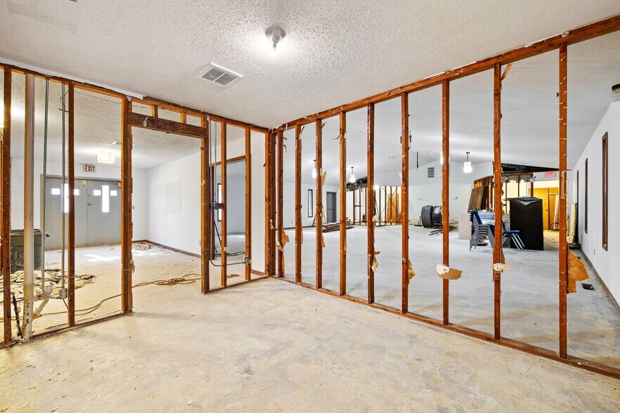 More Photos Of 115 N 8th St, Yukon Religious Facility For Sale