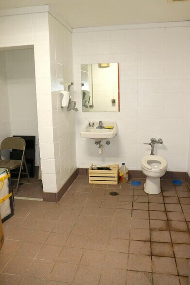 More Photos Of 1301 Industrial Park Rd, Mountain Grove Warehouse For Sale