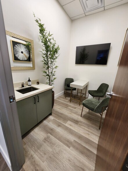 More Photos Of 6630 Foothill Blvd, Tujunga Freestanding For Lease