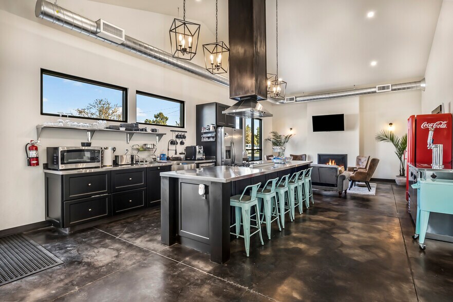 More Photos Of 19885 7th St, Bend Flex For Sale