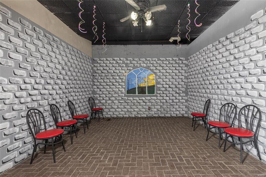 More Photos Of 512 Old Route 66, Saint Robert Showroom For Sale