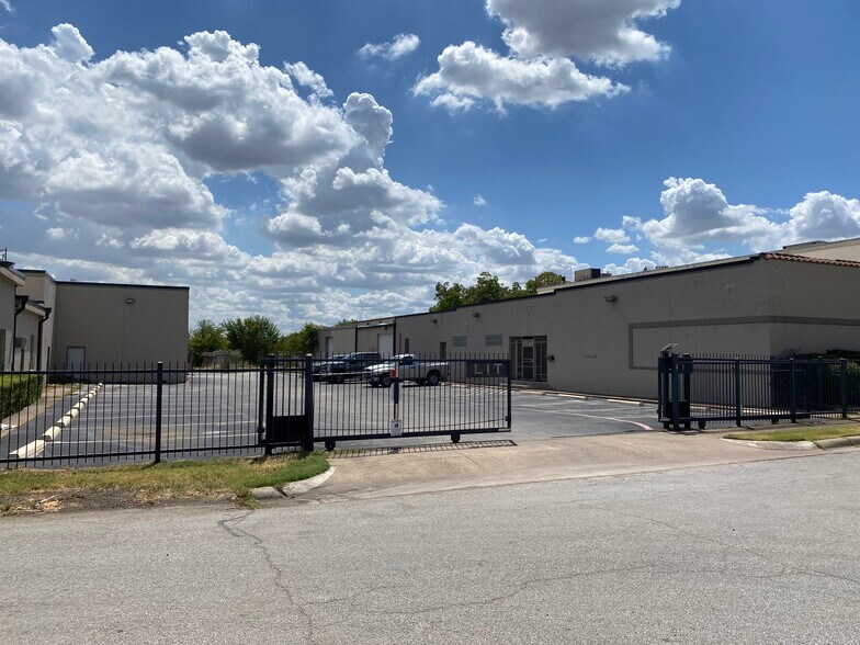 More Photos Of 301 W Arlington Ave, Fort Worth Flex For Sale