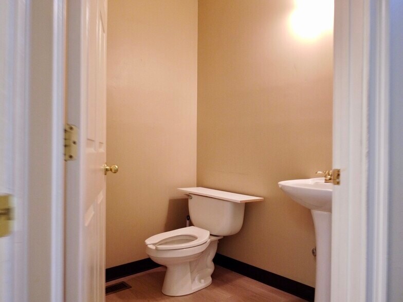 More Photos Of 3218 Mill St, Covington Medical For Sale