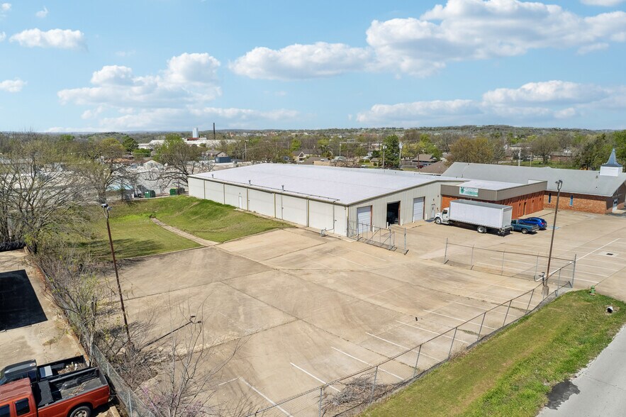More Photos Of 710 S Adams St, Sapulpa Distribution For Sale