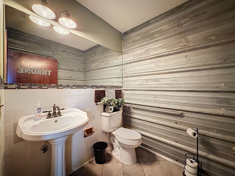 More Photos Of 13414 US Highway 19, Hudson Showroom For Lease