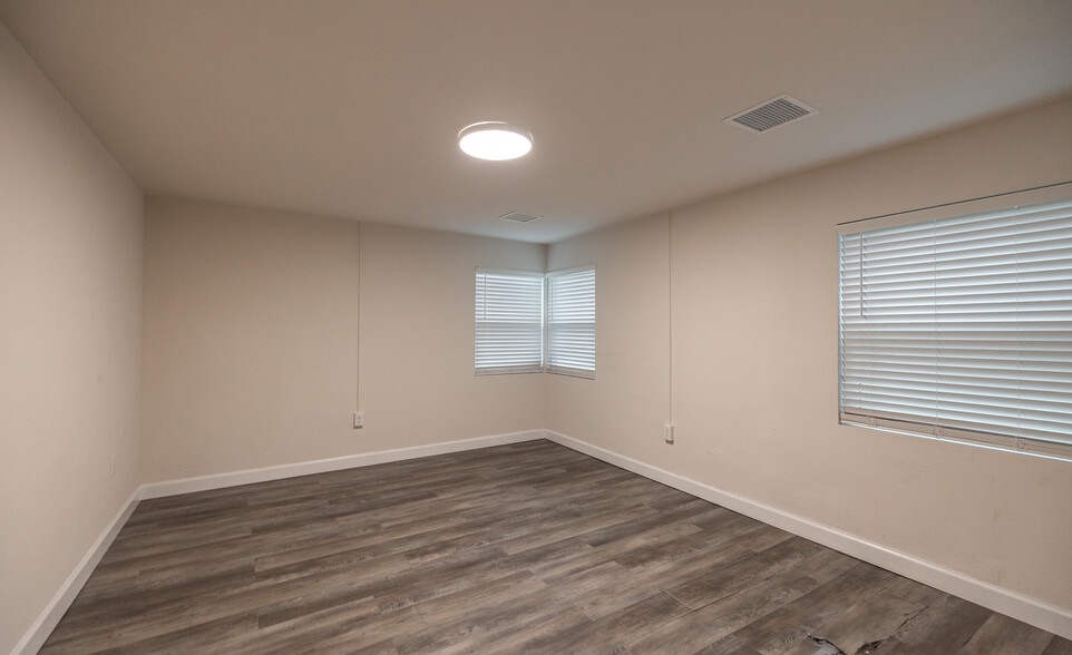 More Photos Of 905 W Scenic Rivers Blvd, Salem Flex For Sale