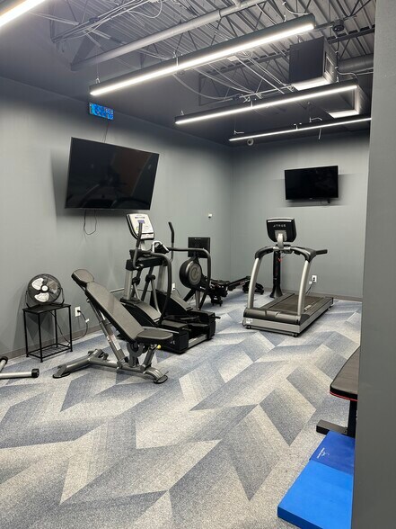 More Photos Of 1041-1049 S Woods Mill Rd, Chesterfield Storefront Retail Office For Lease