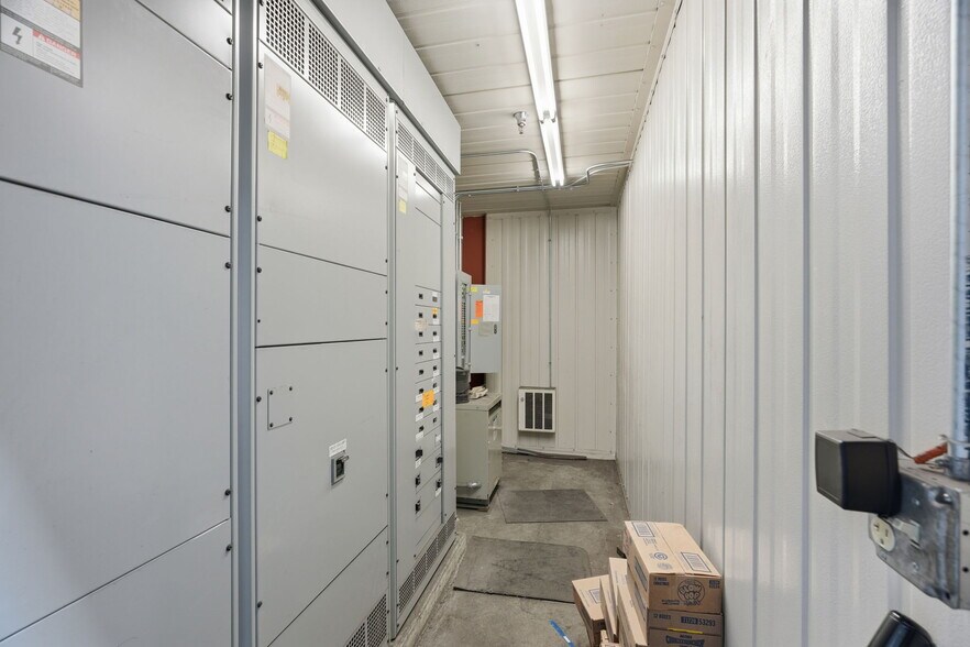 More Photos Of 8201 NE Hickory St, Minneapolis Truck Terminal For Sale